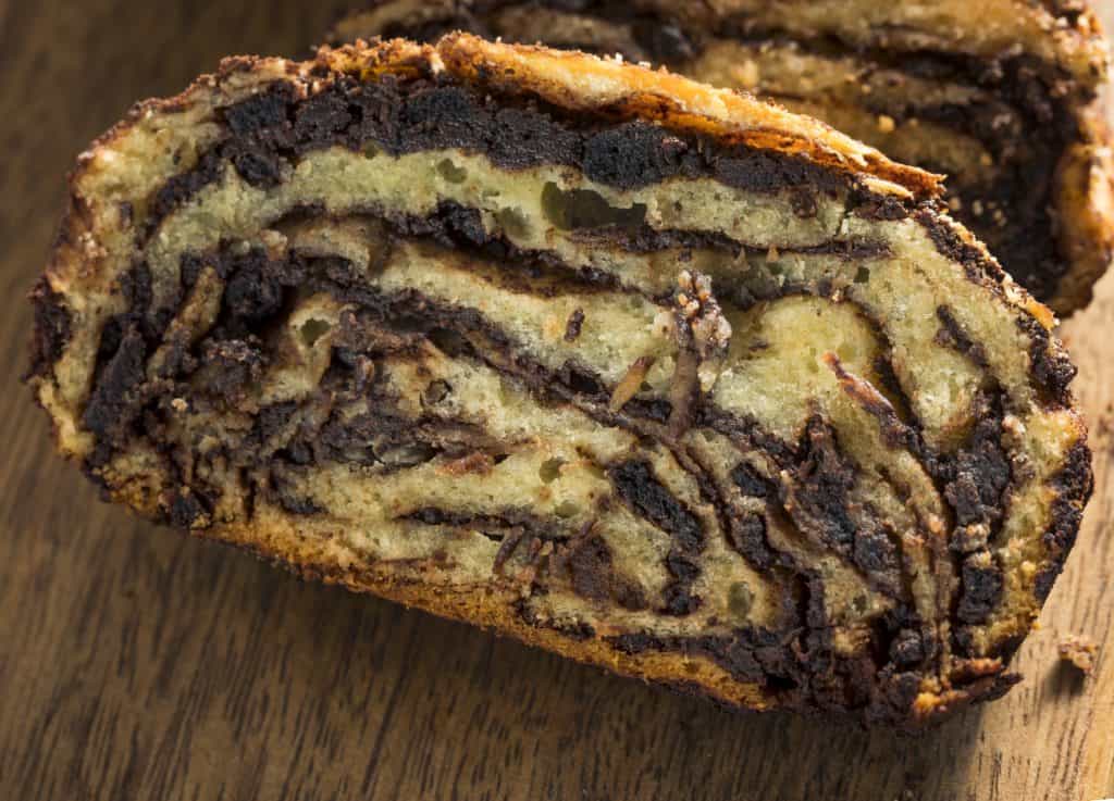 Vajas tészta, csokoládés töltelék: ez a babka