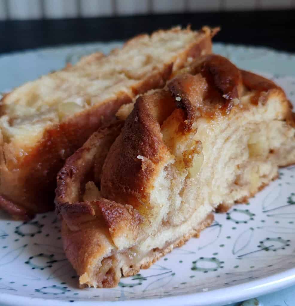 Fahéjas almás babka, sok vajjal. Ősszel ettől finomabb nem készülhet. Igazi ünnepi kalács ros hásánára.